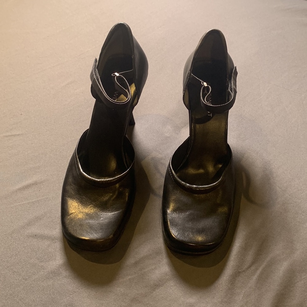 Nine West size 9 black heels. 3.75 inch heel height.